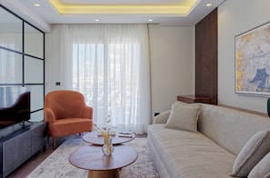 Ein modernes Wohnzimmer mit Sofa, Sessel und Couchtisch.