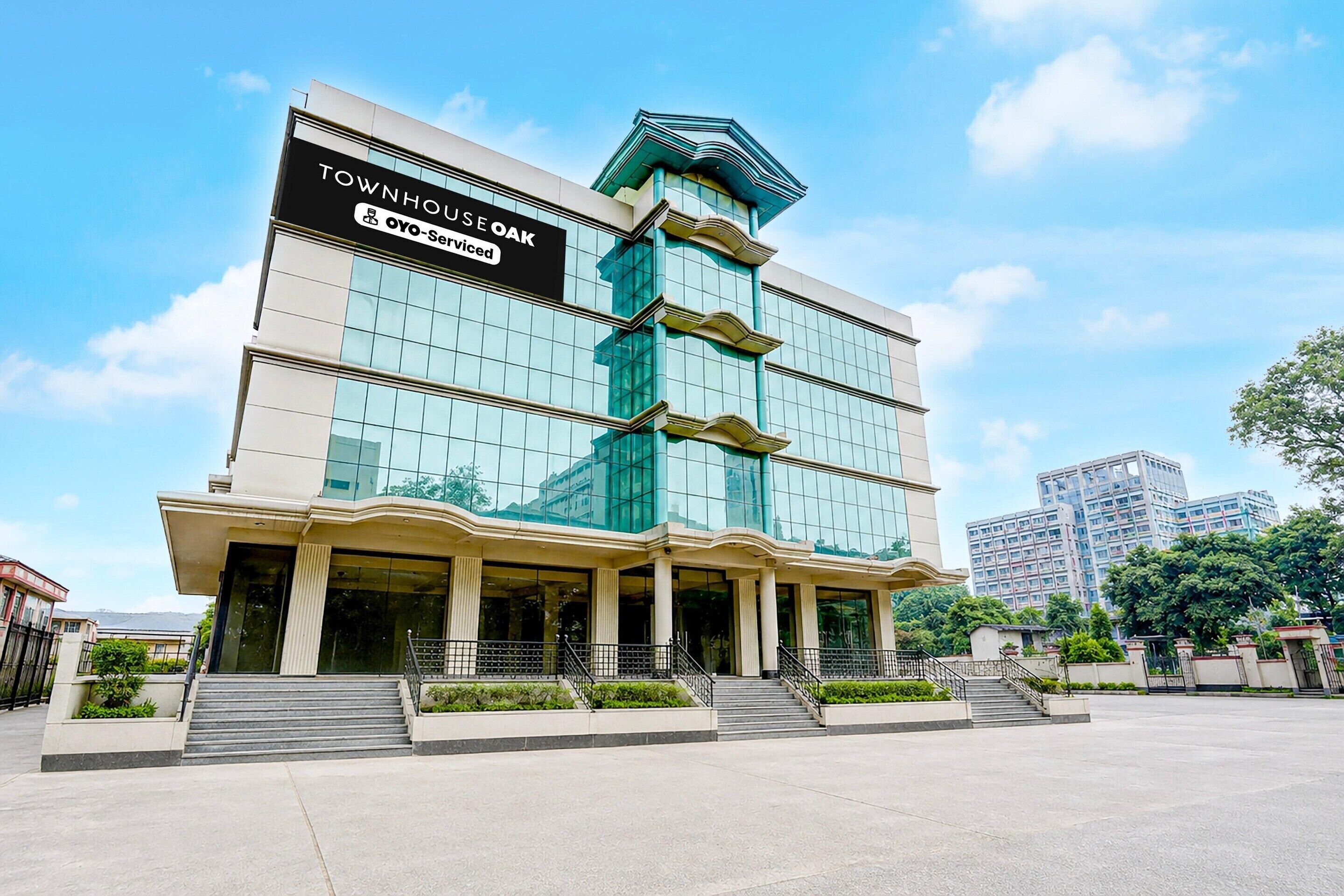 Un edificio de varios pisos con un letrero destacado que dice 'Townhouse Oak Service'.