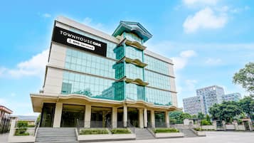 Un edificio de varios pisos con un letrero destacado que dice 'Townhouse Oak Service'.