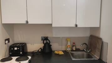 Fridge, oven, stovetop, electric kettle