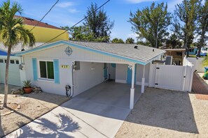 Unclassified image, 3 of 45, button - Salt & Surf Cottage - Charming 2-bed house on Anna Maria Island w/ putting green (Holmes Beach)
