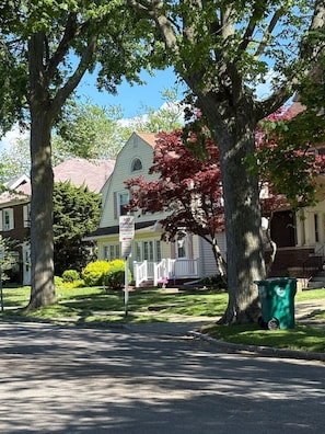 Exterior - Spacious 4BR Near Niagara Falls | Great Location (Niagara Falls)