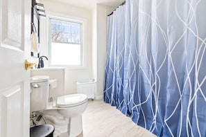 Bathroom - Spacious 4BR Near Niagara Falls | Great Location (Niagara Falls)