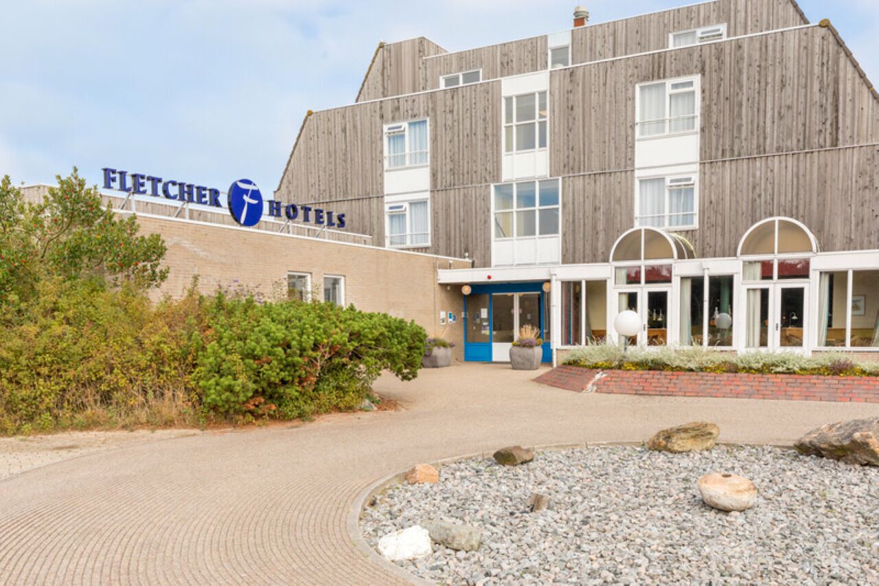 Een hotel genaamd Fletcher Hotels, met een modern design, een gevel van baksteen en een aangelegde entree.