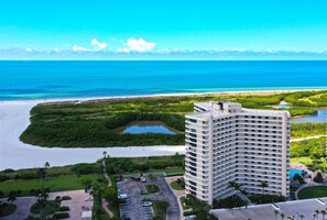 Un hotel moderno con vistas al océano y a la playa.