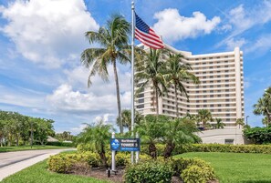 Ein Hotel mit einem Schild, das angibt, dass es sich um den Northwest Tower in der Seaview Court 380 handelt.