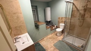 Shower, hair dryer, towels, toilet paper - Vrbo Property (Bollène)