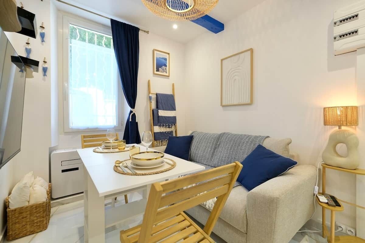 Una cocina moderna con una mesa de comedor, sillas y un horno empotrado.