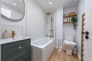 Bathroom - Charming 2-Bedroom Retreat in the Heart of Bridgnorth - Pass the Keys (Bridgnorth)