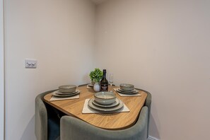 Dining - Charming 2-Bedroom Retreat in the Heart of Bridgnorth - Pass the Keys (Bridgnorth)