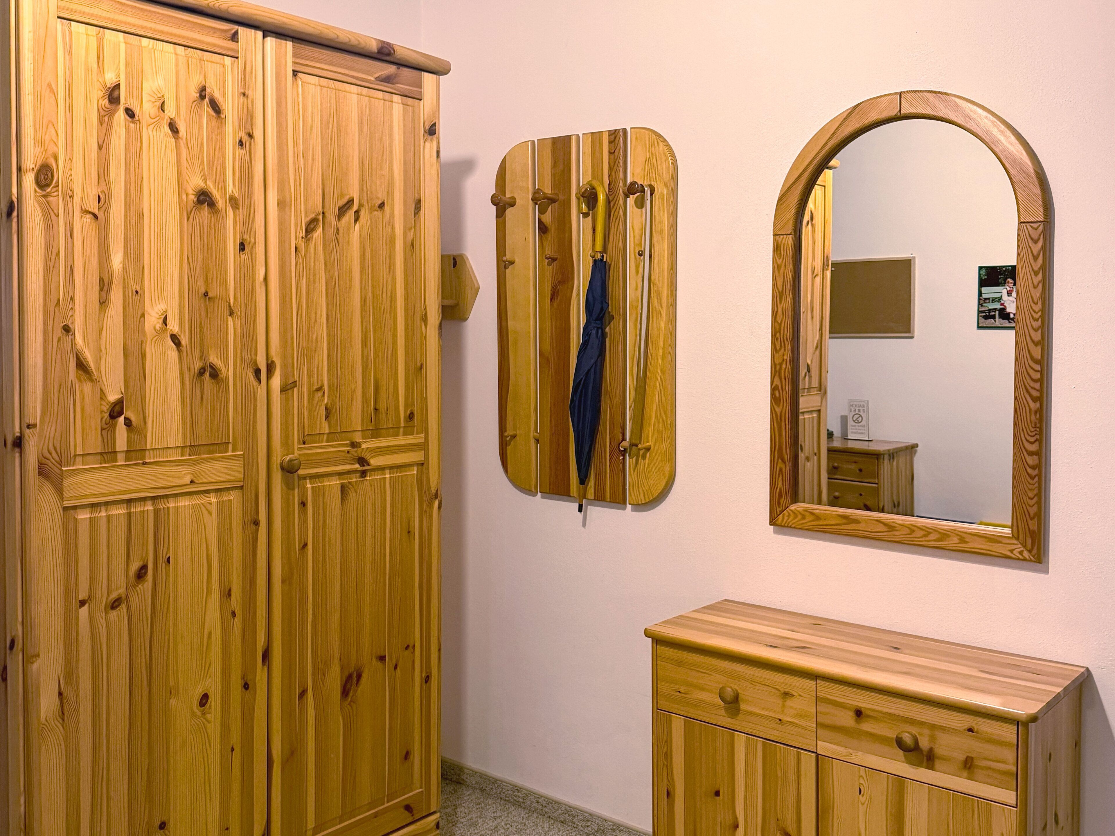 Eingangsbereich mit Garderobe, Schrank und Spiegel