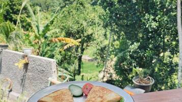 Habitación doble estándar, balcón, vista al jardín | Restaurante al aire libre