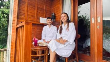 Habitación doble estándar, balcón, vista al jardín | Restaurante al aire libre