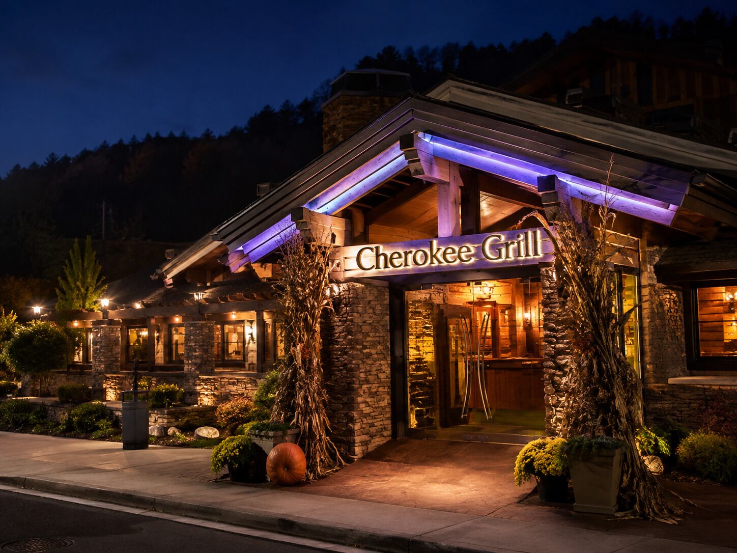 Un edificio con un cartel que dice 'Cherokee Grill' de noche.