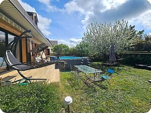 Outdoor dining - Vrbo Property (Corbeil-Essonnes)