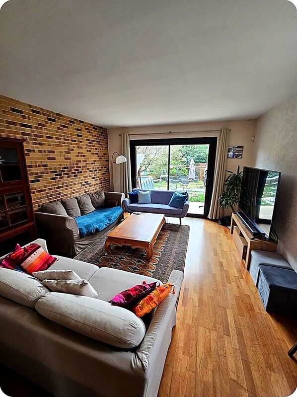 Living area - Vrbo Property (Corbeil-Essonnes)