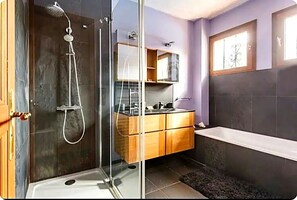 Bathroom - Vrbo Property (Corbeil-Essonnes)