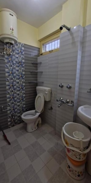 Apartament, balcó, vistes a la ciutat | Bany