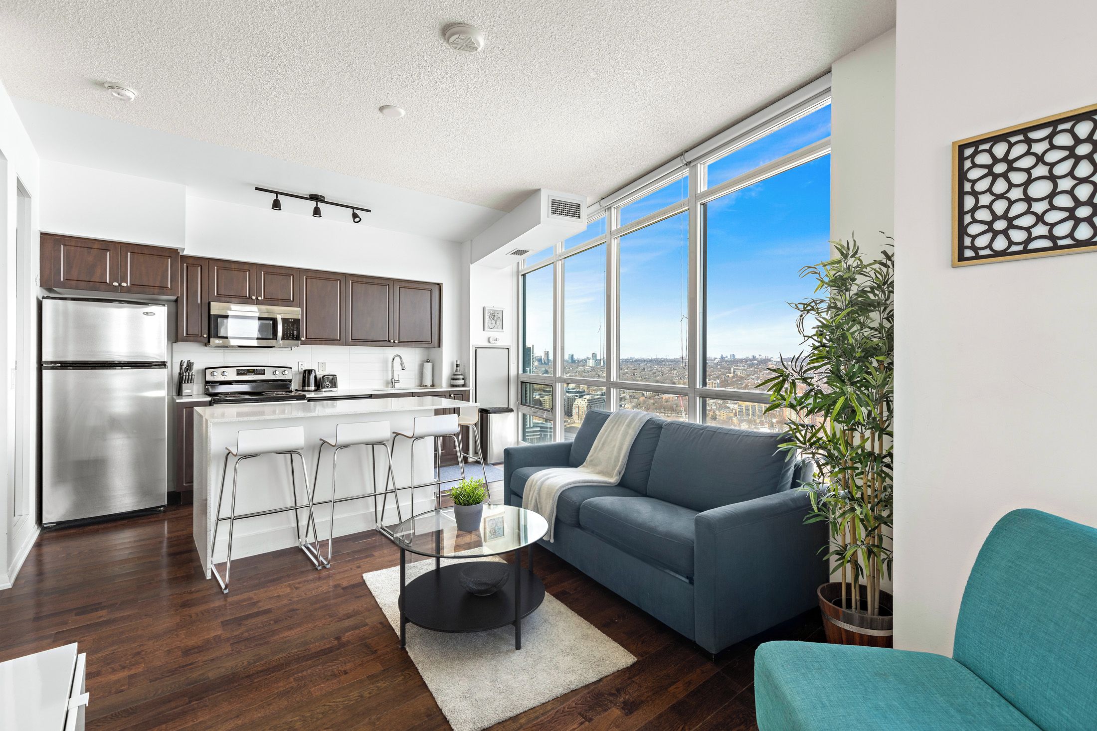 Condo clássico, sacada, vista para a cidade | Área de estar