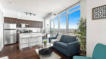 Condo clássico, sacada, vista para a cidade | Área de estar