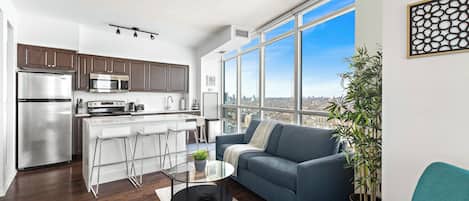 Un apartamento moderno con cocina, comedor y sala de estar.