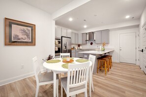 Dining - The Sweet Magnolia: Modern Stay •In house Level 2 EV charger •2G Fiber Internet (Wake Forest)