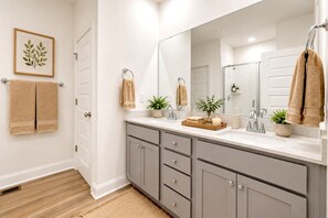 Shower, hair dryer, towels, soap - The Sweet Magnolia: Modern Stay •In house Level 2 EV charger •2G Fiber Internet (Wake Forest)