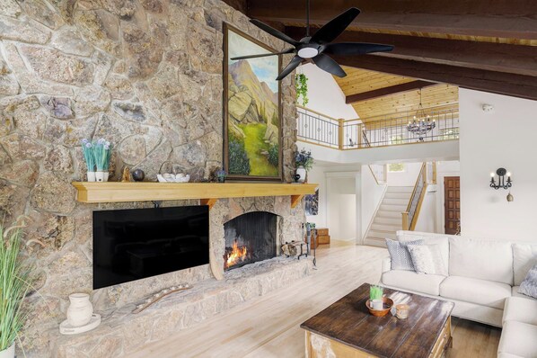 Living area - Large Evergreen Mountain Retreat (Evergreen)