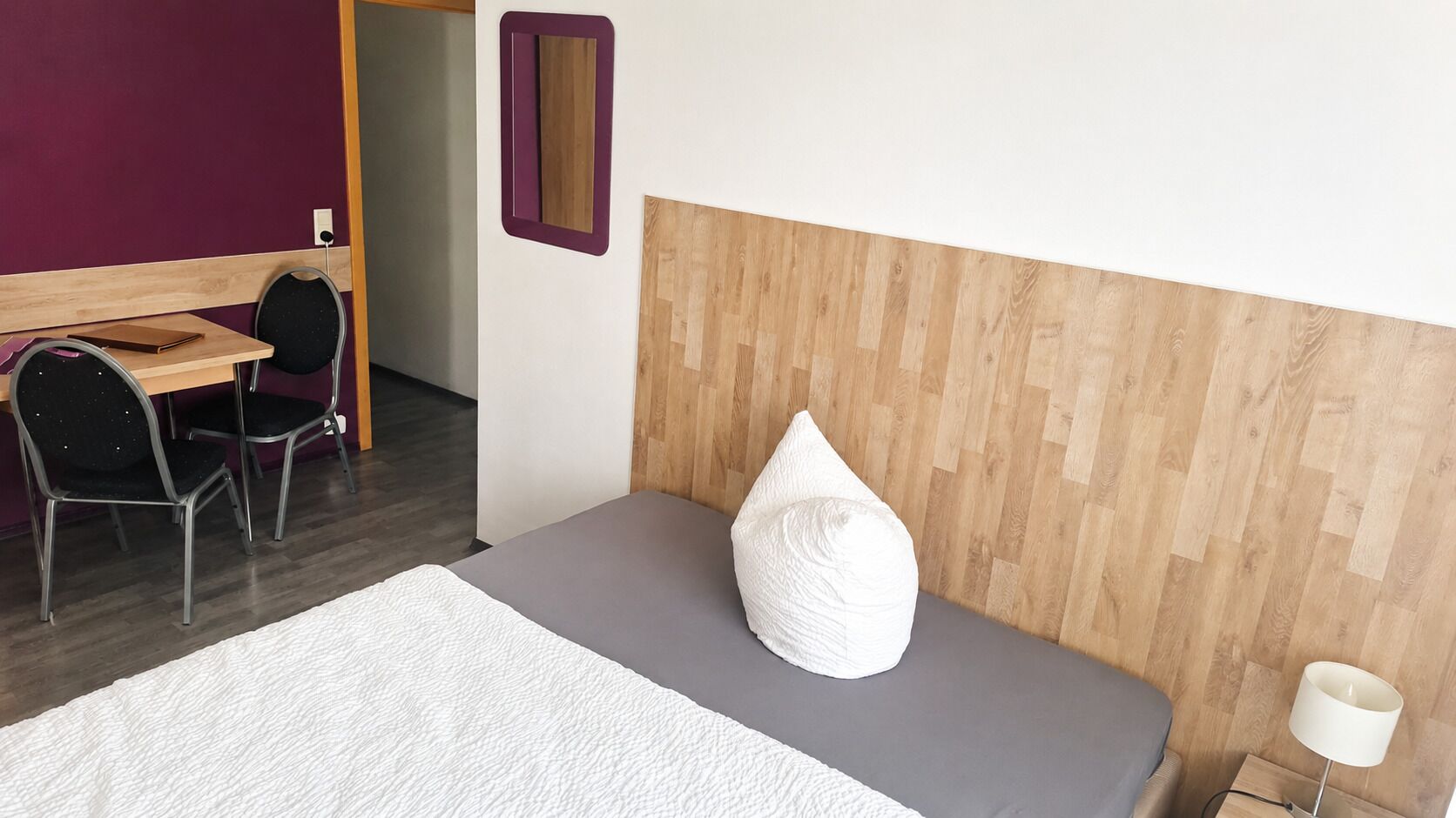 Ein Schlafzimmer mit einem Bett, einem Schreibtisch und einem Stuhl.