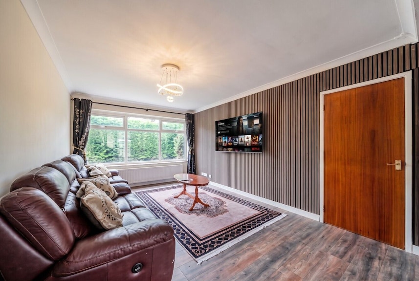 Detached Bungalow Sleeps 5 · One Level · Parking · Near Oakwell Hall - Wakefield