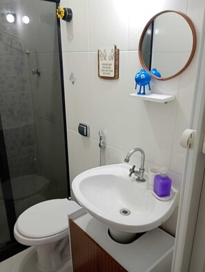 Doccia, asciugacapelli, asciugamani, sapone