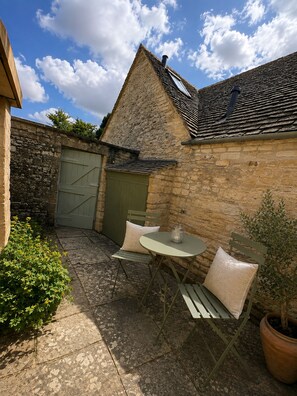 Unclassified image, 2 of 7, button - Private garden studio with marble shower room and cute design. Walk to Stow. (Maugersbury)