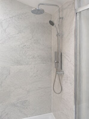 Unclassified image, 5 of 7, button - Private garden studio with marble shower room and cute design. Walk to Stow. (Maugersbury)