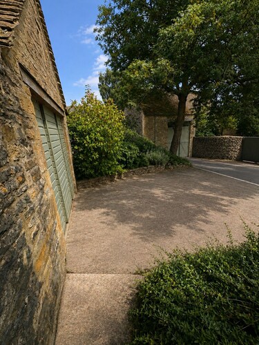 Private garden studio with marble shower room and cute design. Walk to Stow.