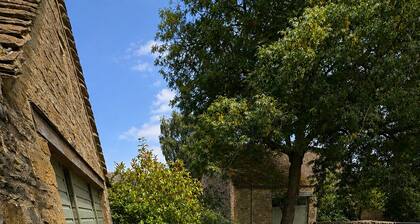 Private garden studio with marble shower room and cute design. Walk to Stow.
