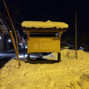 Ein mit Schnee bedecktes Schild mit der Aufschrift 'LES CHALETS DE BOSIAN'.