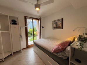 Een strijkplank/strijkijzer, wifi, beddengoed
