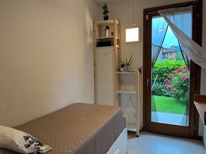 Een strijkplank/strijkijzer, wifi, beddengoed