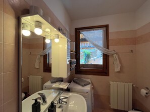 Een douche, een haardroger, een bidet, handdoeken
