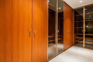 Ein Holzschrank mit Spiegelüren und Teppichboden.