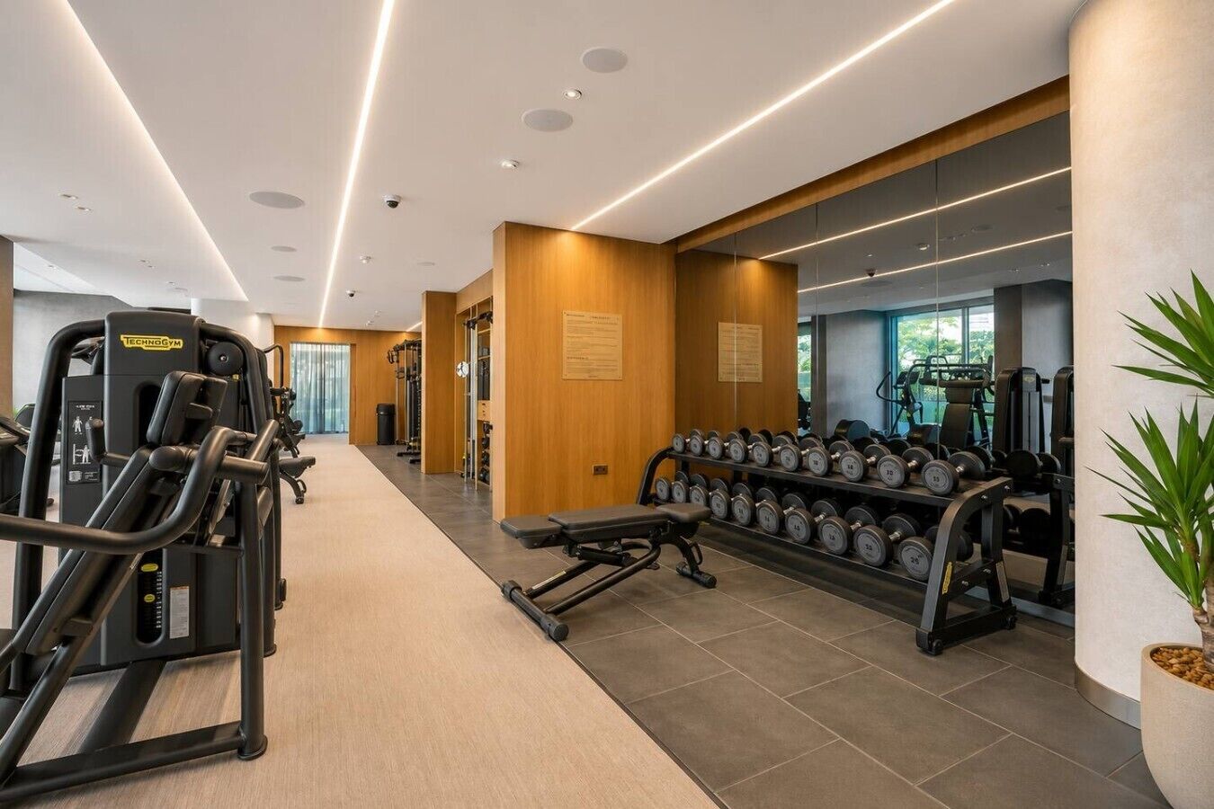 Apartamento de lujo, 2 habitaciones, balcón, junto a la playa | Sala de fitness