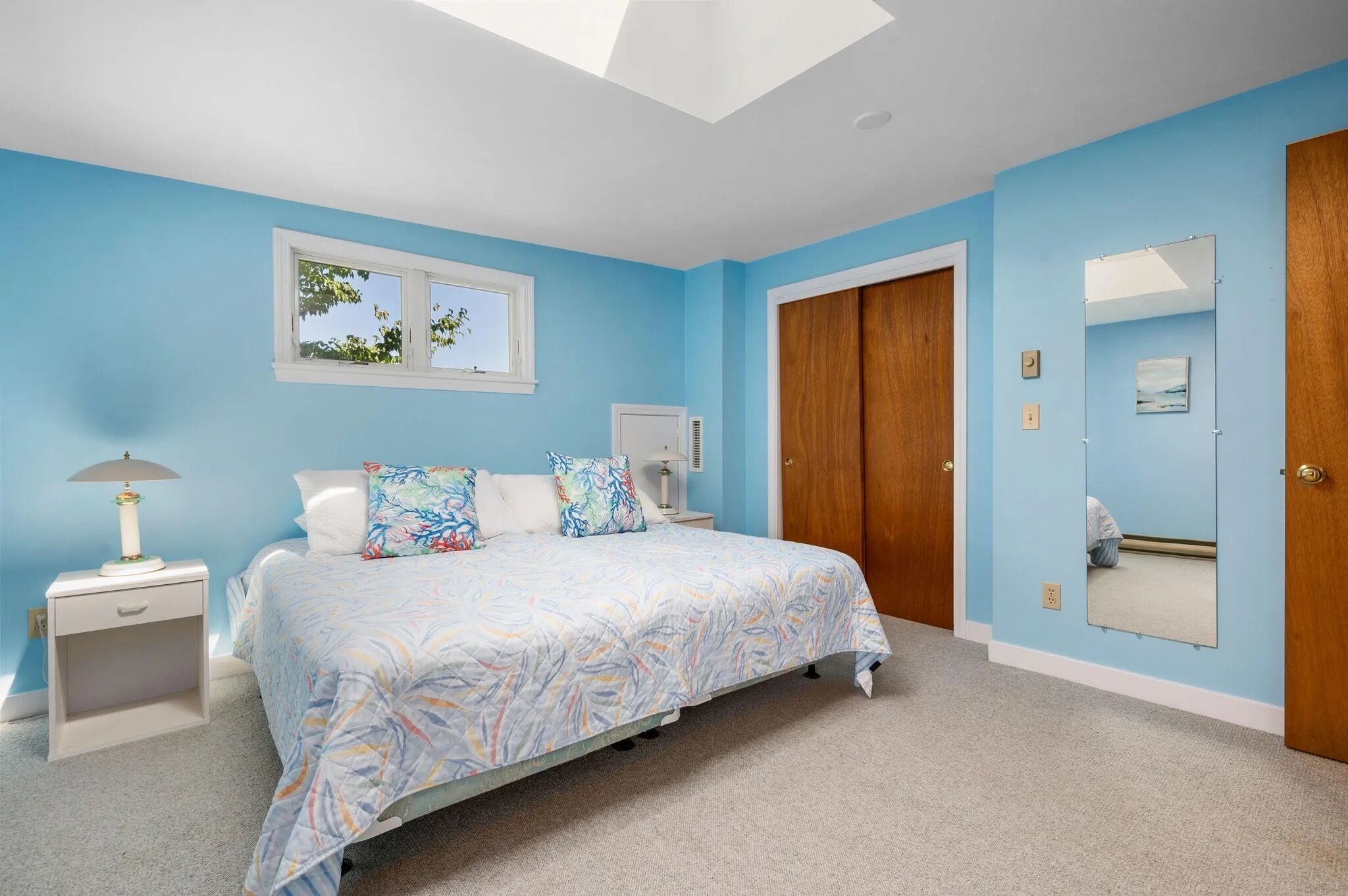 4 bedrooms, desk, iron/ironing board, WiFi (free)