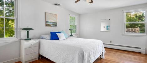 4 bedrooms, desk, iron/ironing board, WiFi (free)