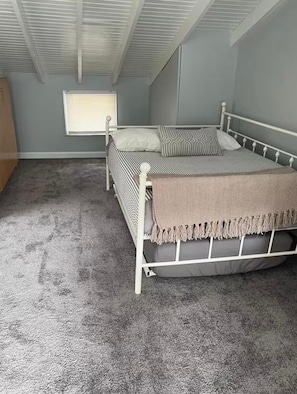 2 bedrooms, travel cot, free WiFi, bed sheets - Nice 2-bedroom house with AC in friendly Stockton neighborhood (Stockton)