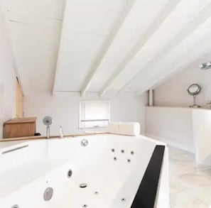 Hair dryer, towels, soap, shampoo - Nice 2-bedroom house with AC in friendly Stockton neighborhood (Stockton)