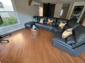 Smart TV - Nice 2-bedroom house with AC in friendly Stockton neighborhood (Stockton)