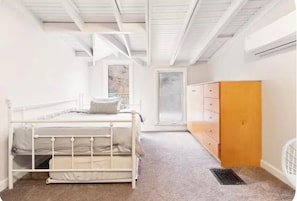 2 bedrooms, travel cot, free WiFi, bed sheets - Nice 2-bedroom house with AC in friendly Stockton neighborhood (Stockton)