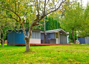 Une maison de plain-pied avec un porche abrité, un petit garage attenant et une pelouse bien entretenue.