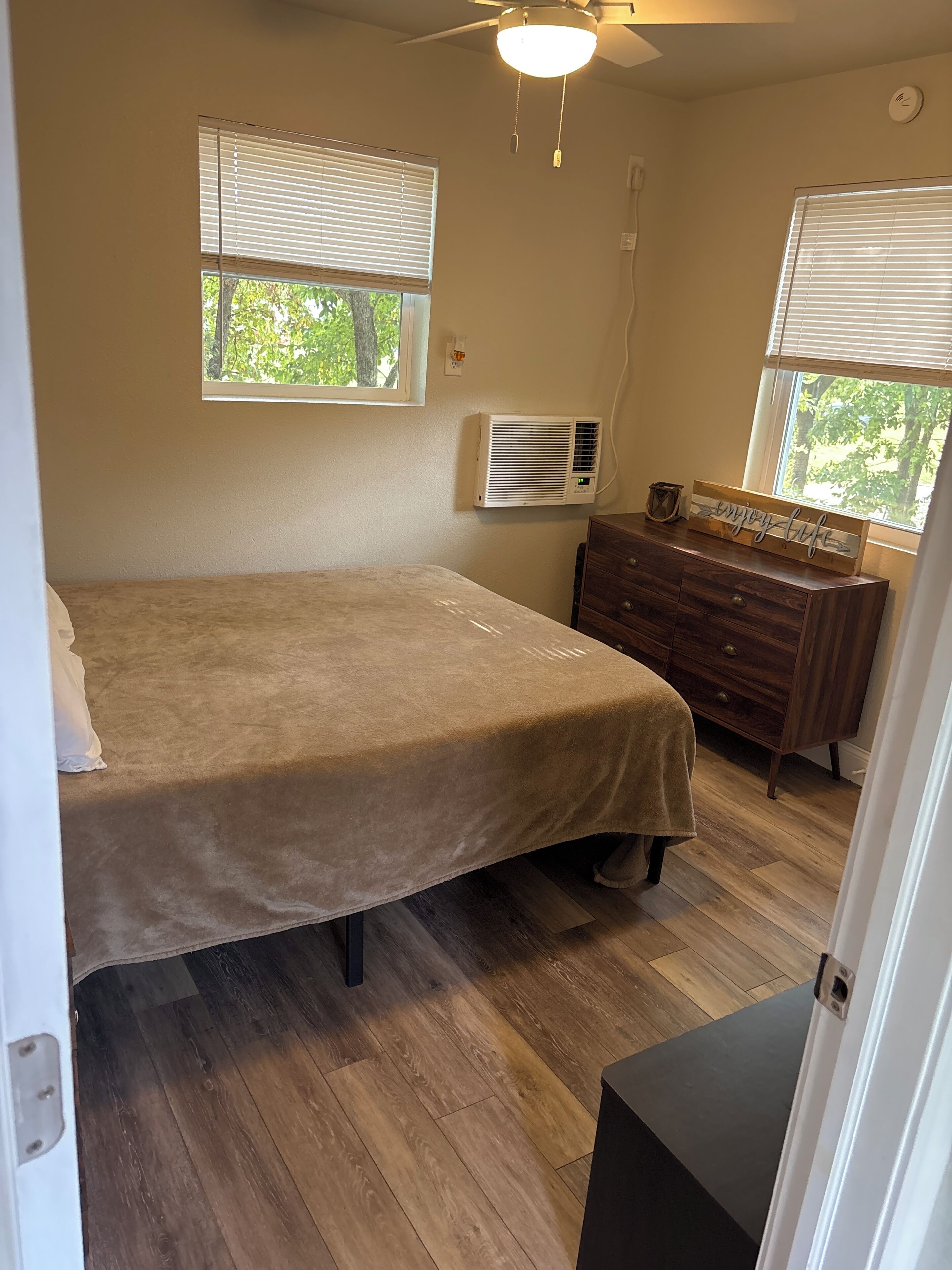 Tabla de planchar con plancha, wifi y ropa de cama 