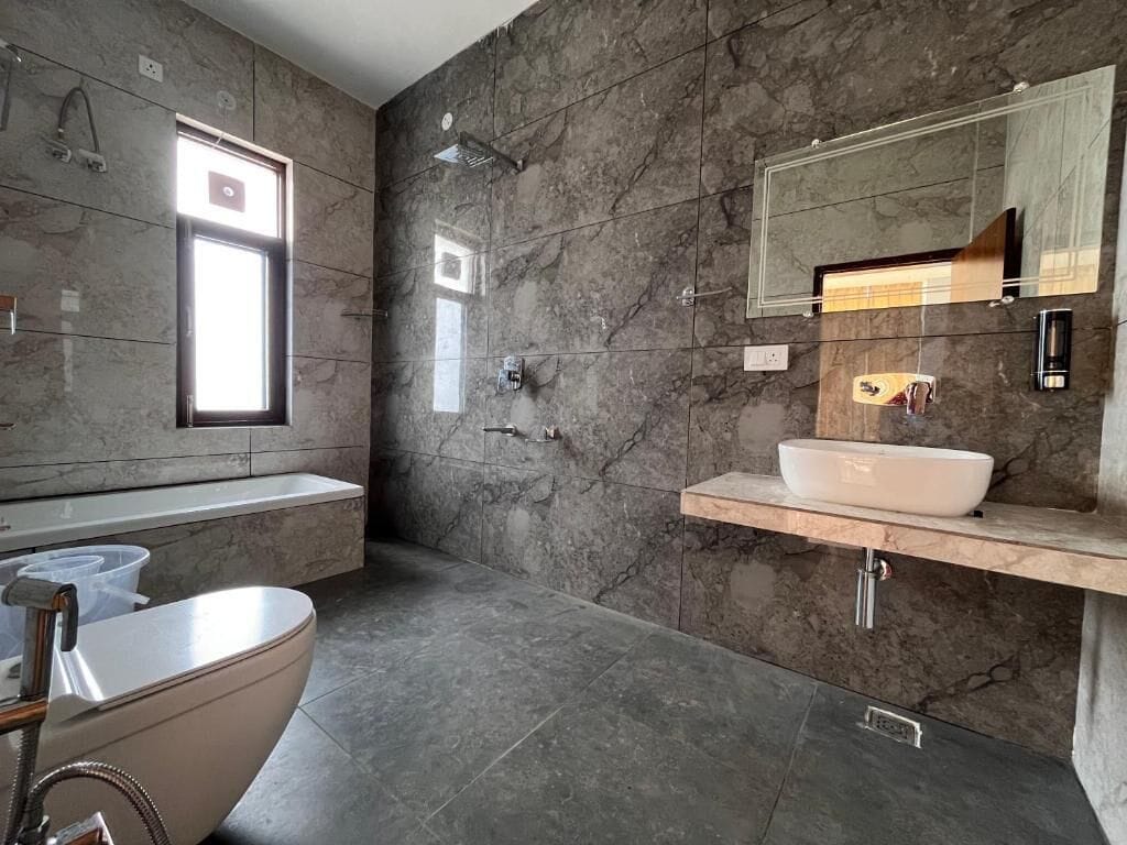 Vasca e doccia separate, asciugamani, sapone, shampoo